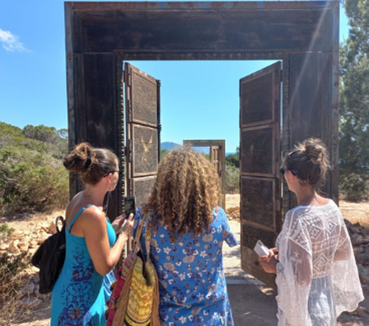 Virginie et ses amies devant la porte d'Ibiza — leur souvenir de voyage